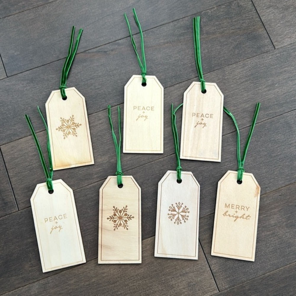 MY MIND’S EYE Christmas Holiday Titles Etched Wood Goft Tag Set, Velvet Ribbon 7